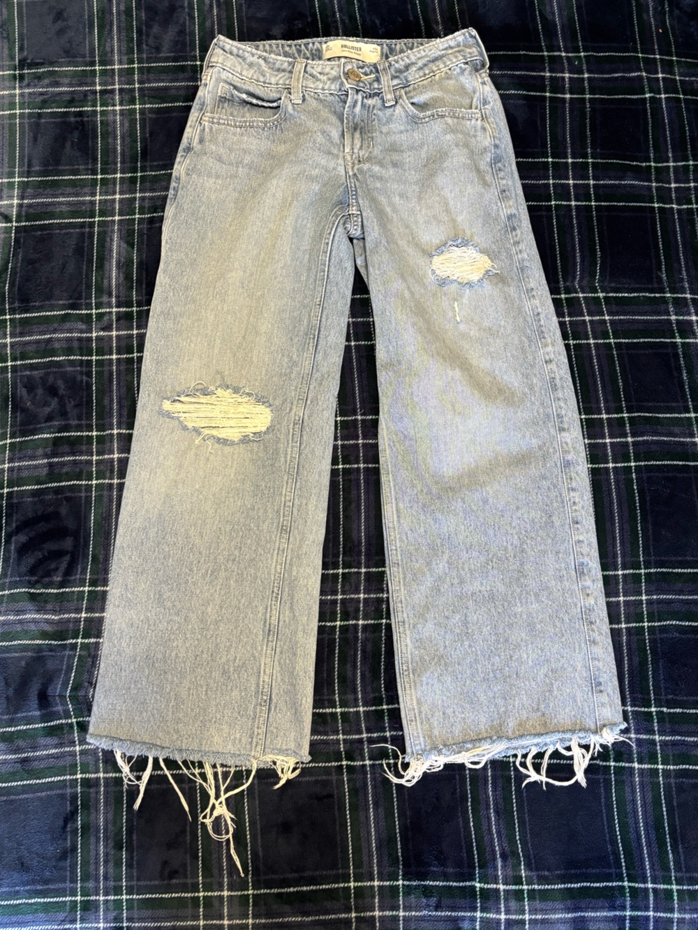 Low rise baggy Hollister light blue jeans w/distressed details.Size 00r